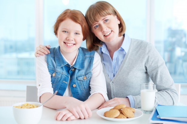 Comer con tus hijos podría ayudarlos a reducir el riesgo de sufrir sobrepeso y obesidad